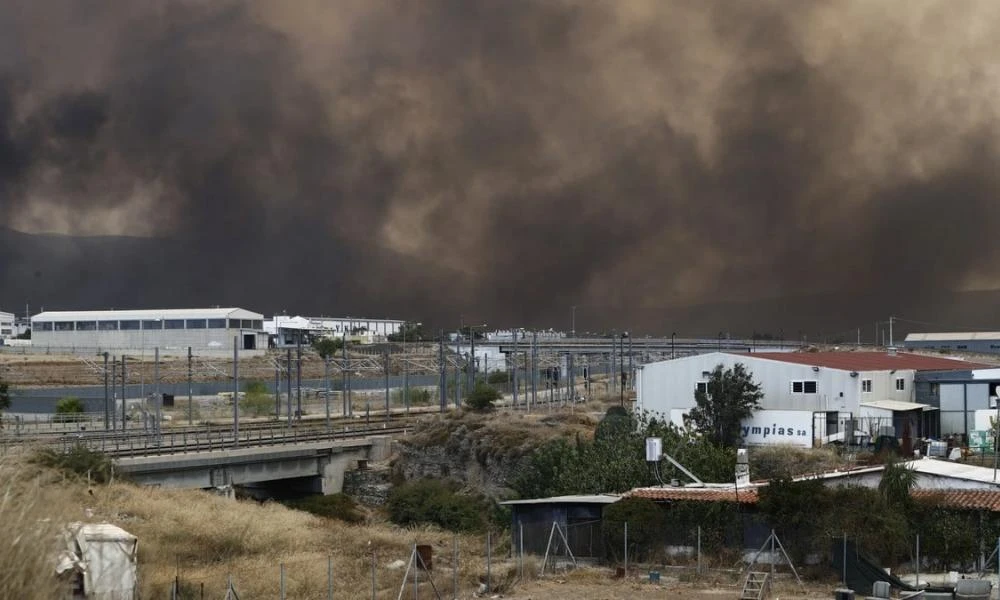 Καλλιακμάνης: H φωτιά στον Ασπρόπυργο έπιασε από Ρομά που έκαιγαν λάστιχα